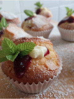 Foto principal de Magdalenas con kiwi y fresas rellenas de crema y coulis de frutos del bosque (sin gluten)