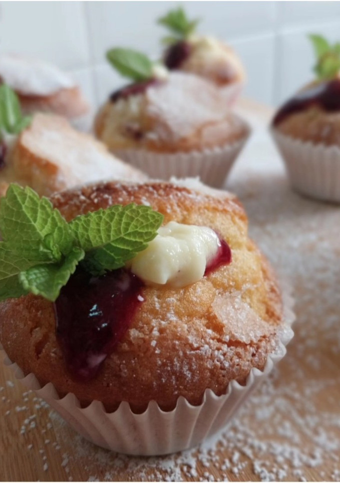 Una foto de Magdalenas con kiwi y fresas rellenas de crema y coulis de frutos del bosque (sin gluten)