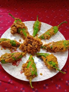 ભરેલા મરચાં (Bharela Marcha Recipe In Gujarati) રેસીપી મુખ્ય ફોટો