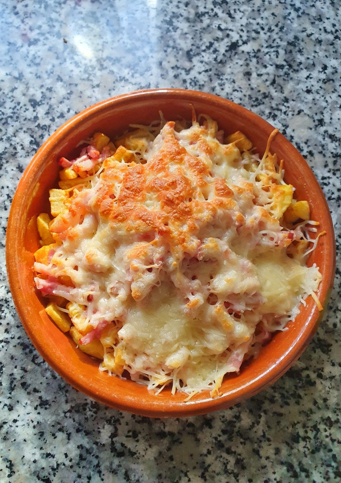 Una foto de Patatas con queso y bacon