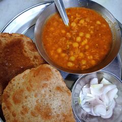 A picture of Garma garam puri.
