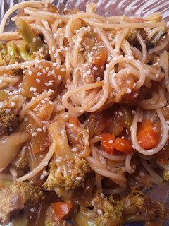 Una foto de Espaguetis al estilo oriental a mi manera🍝