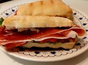 Una foto de sandwiches de rúcula