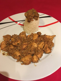 Una foto de Pollo al curry con guarnición de arroz