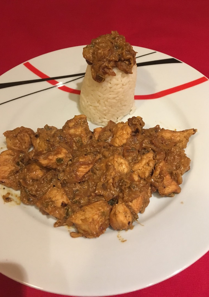 Una foto de Pollo al curry con guarnición de arroz