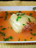 Consomé con pimientos rellenos de carne Rumanía (Ciorba de ardei)