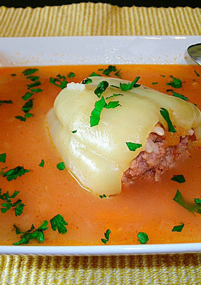 Una foto de Consomé con pimientos rellenos de carne Rumanía (Ciorba de ardei)