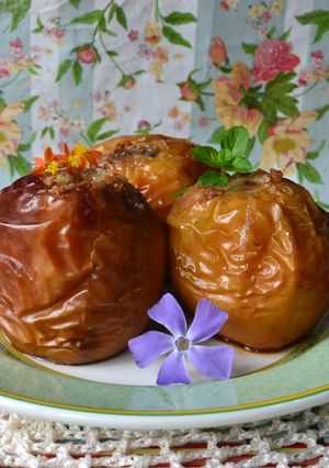 Una foto de Manzanas horneadas con queso crema, pasas y praliné de nuez💕