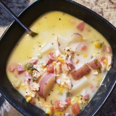 A picture of Chicken and ham corn chowder.