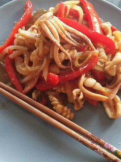 A picture of Chinese fried squid with oyster sauce.