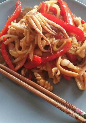 A picture of Chinese fried squid with oyster sauce.