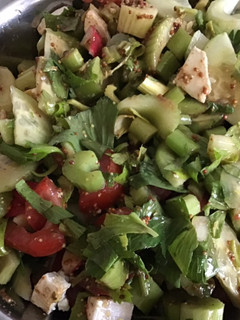 Une photo de Salade croquante au céleri et fromage de chèvre