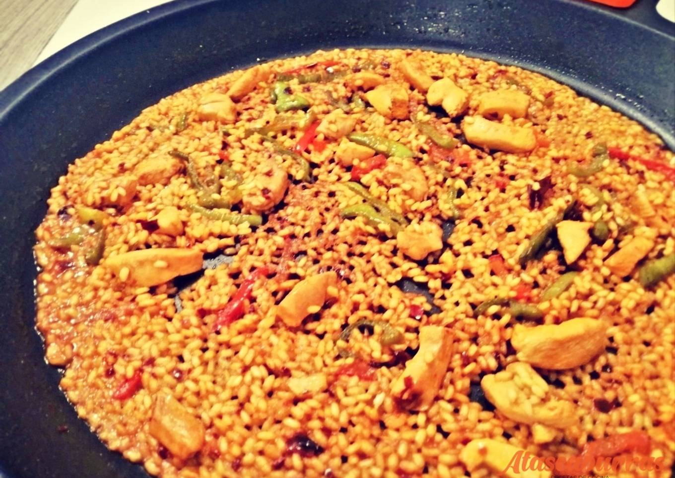 Arroz con pechuga de pollo y pimientos (arroz con poco que sabe a mucho)
