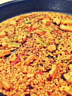 Una foto de Arroz con pechuga de pollo y pimientos (arroz con poco que sabe a mucho)