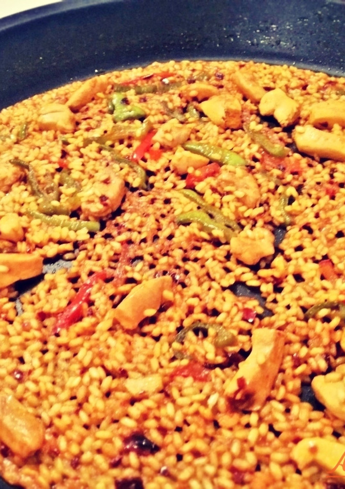 Una foto de Arroz con pechuga de pollo y pimientos (arroz con poco que sabe a mucho)