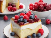 Una foto de tarta de moras y yogur