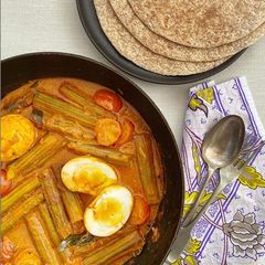 A picture of Drumstick and egg curry.