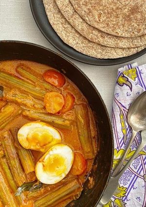 A picture of Drumstick and egg curry.