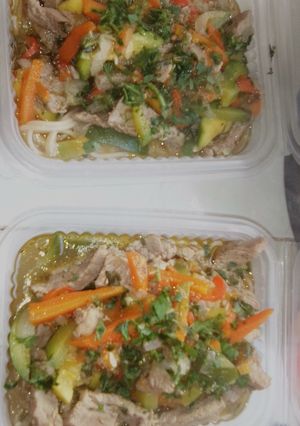 Una foto de Bondiola con verduras y spaghetti