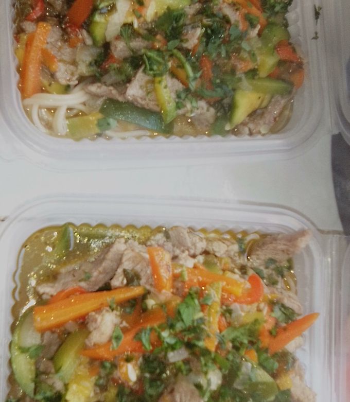 Una foto de Bondiola con verduras y spaghetti