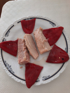 Una foto de Tronco de atún con pimiento de piquillo y limón 🍋