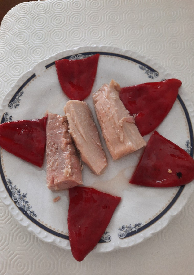 Una foto de Tronco de atún con pimiento de piquillo y limón 🍋