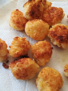 Una foto de Bolitas de arroz con queso