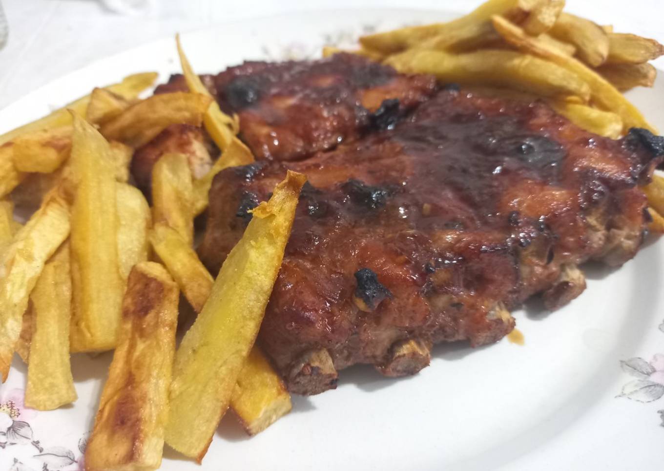 Ribs a la barbacoa con batatas fritas