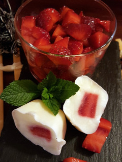 Una foto de Bombones helados de yogurt y fresas