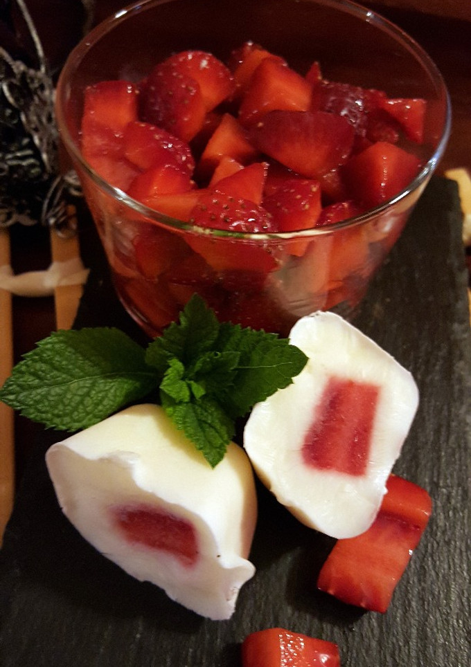 Una foto de Bombones helados de yogurt y fresas