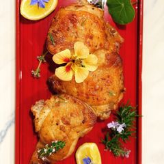 A picture of Grilled lemon chicken thighs.