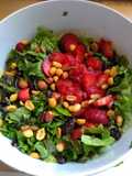 Ensalada verde con frutos secos, cacahuate salado y fresa