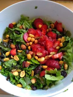 Una foto de Ensalada verde con frutos secos, cacahuate salado y fresa