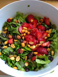 Una foto de Ensalada verde con frutos secos, cacahuate salado y fresa
