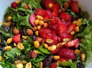 Una foto de Ensalada verde con frutos secos, cacahuate salado y fresa