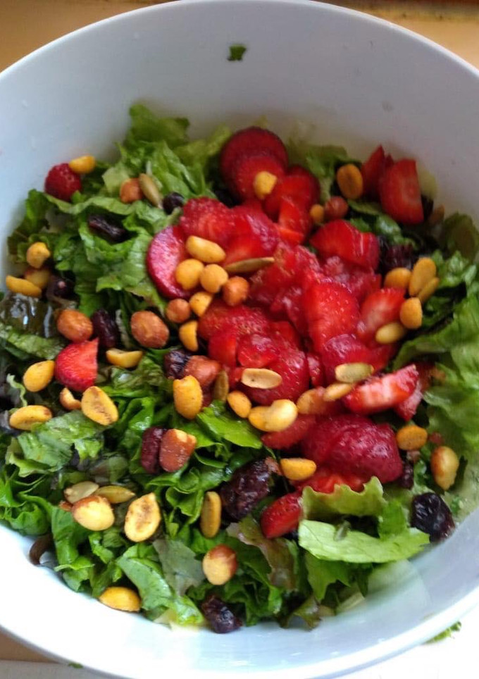 Una foto de Ensalada verde con frutos secos, cacahuate salado y fresa