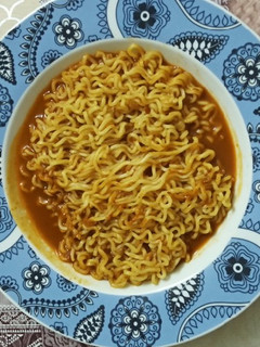 સેઝવાન મેગી (Schezwan Maggi Recipe In Gujarati) રેસીપી મુખ્ય ફોટો