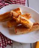 Rotolini di pane tramezzino farciti con fettine di formaggio cheddar
