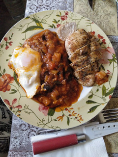 Una foto de Pechuga de pollo al horno con pisto