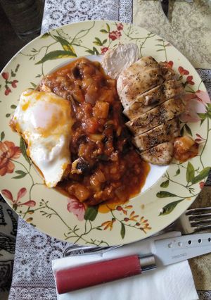 Una foto de Pechuga de pollo al horno con pisto