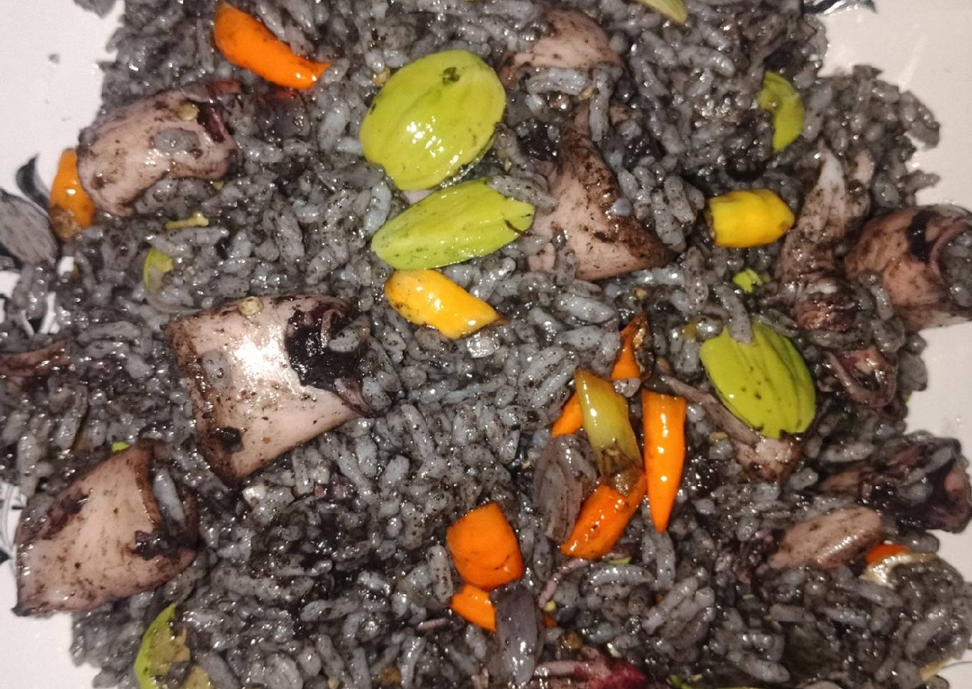 121. Nasi goreng perang dengan sotong hitam