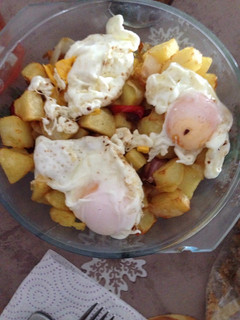 Una foto de Patatas fritas con huevos y pimientos