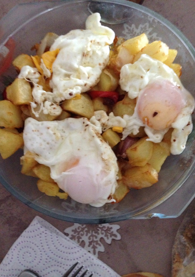 Una foto de Patatas fritas con huevos y pimientos