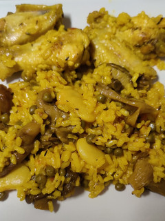 Una foto de Arroz con pollo y setas