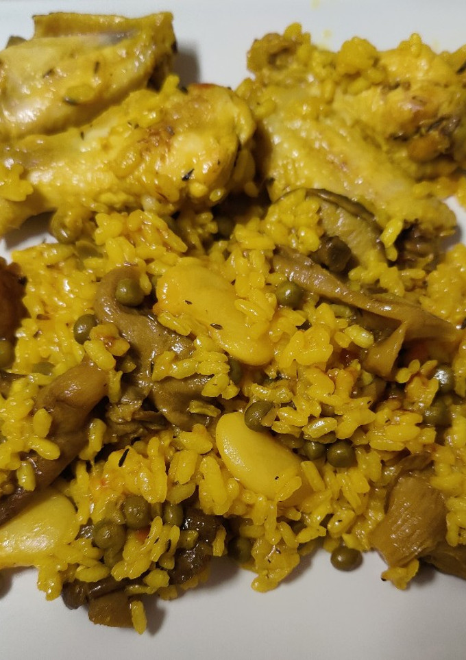 Una foto de Arroz con pollo y setas