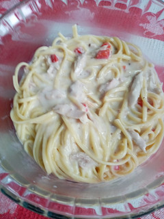 Una foto de Tallarines con salsa blanca y pollo