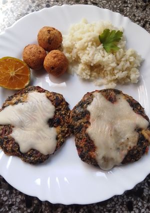 Una foto de Hamburguesas de pollo y hojas de remolacha!!