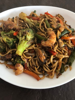 Una foto de Wok de mar (chow mein)