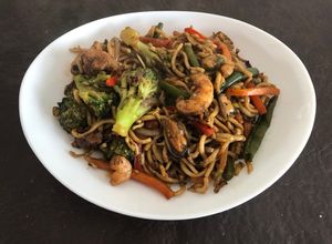 Una foto de Wok de mar (chow mein)