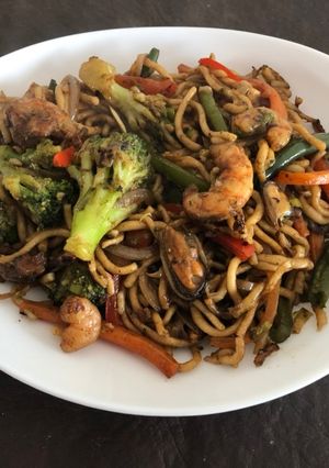 Una foto de Wok de mar (chow mein)